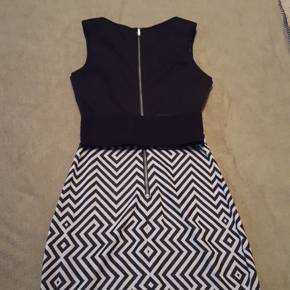 XS Arden B - Black & Grey Geometric Dress w/ Belt - Picture 7 of 7